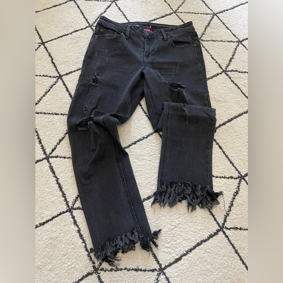 ALMOST FAMOUS Frayed Ankle Cropped Black Denim Jeans - Picture 3 of 6